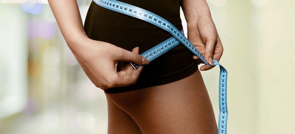 Una donna registra i risultati di un'efficace perdita di peso