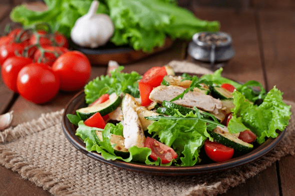 L'insalata di pollo e verdure è un'ottima opzione per una cena leggera dopo l'allenamento. 