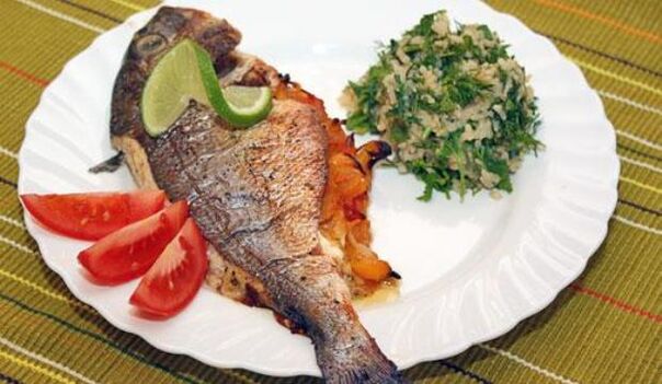 Pesce magro con insalata nel menu dieta gotta