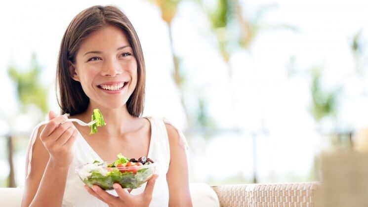 Mangia insalata di verdure per perdere peso